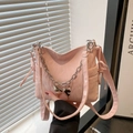 Bolso de hombro plisado rosa con cadena plateada y colgante de mariposa - Rosa