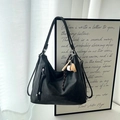 Minimalistische schwarze Hobo-Tasche aus weichem Leder mit Baseball-Anhängern - Mit Anhänger / Schwarz