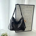 Minimalistische weiche dunkelbraune Hobo-Schultertasche aus Kunstleder mit Quasten-Details - Ohne Anhänger / Braun