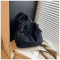 Borsa a tracolla a mezzaluna in denim lavato nero antracite con ampia cinghia regolabile - Nero