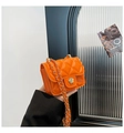 Mini borsa a tracolla arancione trapuntata con chiusura a fiore dorato e catena intrecciata - Arancione