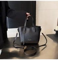 Detailaufnahme der schwarzen Leder-Eimertasche mit Goldverzierung und Schultergurt - Schwarz