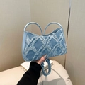 Borsa sottobraccio in denim azzurro con frange a rombi e doppi manici corti - Blu
