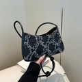 Borsa sottobraccio in denim nero con motivo a rombi sfilacciati e manici in pelle - Nero