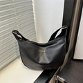 Sac fourre-tout croissant en cuir mat noir avec bandoulière large et boucles dorées - Noir
