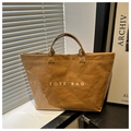 Minimalistische khakifarbene Tyvek-Tragetasche mit wasserfester Schicht und TOTE BAG Aufdruck - Braun