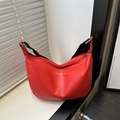 Sac hobo rouge chic en similicuir avec large bandoulière noire et détails dorés - Rouge