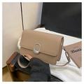 Dettaglio borsa quadrata in pelle PU beige con fibbia ovale in argento e tracolla lunga - Cachi
