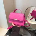 Petit sac à bandoulière matelassé rose vif avec boucle dorée et bandoulière - Rose rouge