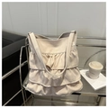 Detalle de un bolso tote de lona beige con diseño de volantes de tres capas y asas anchas - Blanco Roto