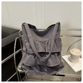 Detalle del diseño de volantes multicapa y la textura de lona gris en este bolso tote - Gris
