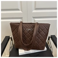 Détail macro du sac cabas en cuir PU matelassé marron avec nœud en métal argenté élégant - Brun Foncé