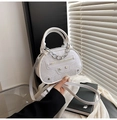 Sac à bandoulière blanc en similicuir avec détails rivetés et motif crocodile chic - Blanc