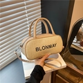 Schicke cremefarbene Stroh- und Leder-Zylindertasche mit schwarzer Buchstabenbestickung - Khaki