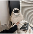 Petit sac rond crème à motif crocodile avec rivets argentés et détail de chaîne chic - Blanc Cassé