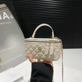 Mini borsa a secchiello bianca trapuntata con decoro a camelia dorata e catenella - Bianco