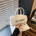 Weiße gewebte Zylindertasche mit schwarzer BLONMAY-Stickerei und schmalem Schultergurt - Weiß