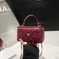 Mini borsa a scatola bordeaux trapuntata con logo camelia e tracolla a catena oro - Rosso