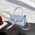 Bolso bandolera azul claro minimalista con costuras de cuero y hebilla dorada - Azul
