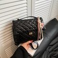 Borsa a tracolla trapuntata nera con chiusura dorata e ciondolo intrecciato colorato - Con Ciondolo / Nero