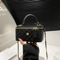 Mini borsa a secchiello nera trapuntata con tracolla a catena e logo a fiore - Nero