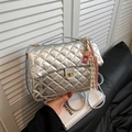 Elegante borsa trapuntata argento con chiusura girevole oro e ciondoli alla moda - Con Ciondolo / Argento