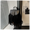 Détail d'un sac à dos bohème noir avec des franges denses et une texture en daim - Noir