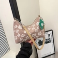 Schultertasche mit Blumenmuster in Lotusrosa, Häkelstruktur und grünem Blumenanhänger - Khaki