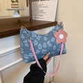 Blaue Jacquard-Unterarmtasche mit rosa Lederriemen und Blumenanhänger-Dekoration - Blau