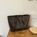 Minimalistische tiefkaffeebraune Tote Bag aus Öl-Wachs-Leder mit großem Fach für das Büro - Braun