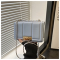 Bolso de hombro chic azul claro con patrón de rayas verticales y herrajes dorados - Azul