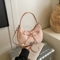 Borsa a mano rosa con fiocco, logo metallico e tracolla regolabile versatile - Rosa
