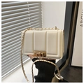 Elegante bolso bandolera cuadrado crema con textura de cuero acolchado y cadena de oro - Blanco