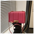 Bolso cuadrado rosa fucsia con cadena dorada y elegante diseño de costuras verticales - rosa intenso