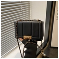 Elegante bolso bandolera acolchado negro con cadena dorada y cierre metálico - Negro