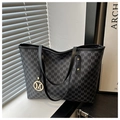 Detailansicht graue Monogramm-Tote-Bag mit schwarzen Ledergriffen und Gold-M-Anhänger - Schwarz