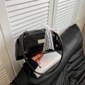 Bolso minimalista de cuero negro brillante con un gran lazo de encaje blanco vivo - Negro