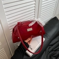 Bolso de mano rojo brillante en charol con lazo de encaje blanco y detalles plateados - Rojo