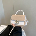 Elegante bolso bandolera bicolor blanco y marrón con hebilla de metal dorado - Blanco