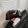 Bolso de concha marrón chocolate brillante con lazo de encaje blanco y placa de logo - Marrón