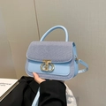Bolso de mujer en cuero azul y tela a rayas con cierre de metal dorado - Azul