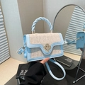 Blaue und beige gewebte Handtasche mit goldenem Blumenschloss und gedrehtem Griff - Blau