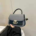 Bolso de mano en tela gris texturizada y cuero negro con cierre en T dorado chic - Negro