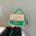 Borsa a tracolla in pelle verde e paglia intrecciata con fibbia in metallo dorato e manico - Verde