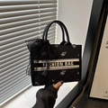 Elegante borsa tote nera con motivo a rose bianche, fiocco e scritta alla moda - Nero