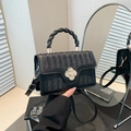 Schwarze gewebte Handtasche mit floralem Metallverschluss und gedrehtem Griff für Damen - Schwarz