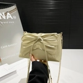 Bolso bandolera chic con lazo perlado y cadena dorada para el verano de 2025 - Dorado