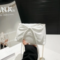 Elegante bolso bandolera blanco con lazo grande y cadena dorada para mujer - Blanco