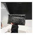 Elegante pochette con stampa leopardata grigia e nera e chiusure in metallo dorato - Nero