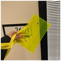 Bolso de hombro de PVC transparente amarillo neón con correa ancha de tela a juego - Amarillo